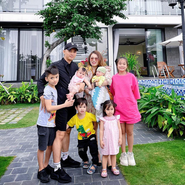 Với số tiền kiếm được, cô không ngại đầu tư cho bản thân và gia đình. Theo những gì chia sẻ trên mạng, gia đình Hằng Túi đang sống tại căn biệt thự bạc tỷ giữa Q.Long Biên (Hà Nội). Ảnh: FB Hằng Túi