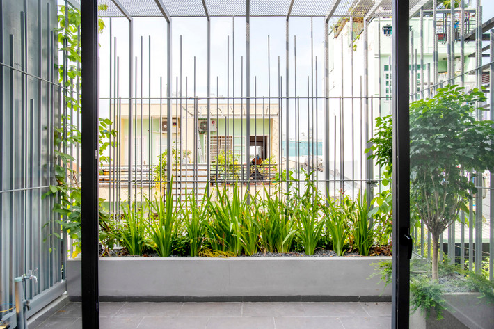 Ngay sau hệ lam sắt là các khu vườn nhỏ trồng các loại cỏ cây hoa lá đầy sức sống. Nguồn ảnh: Sonmeo Nguyen Art Studio