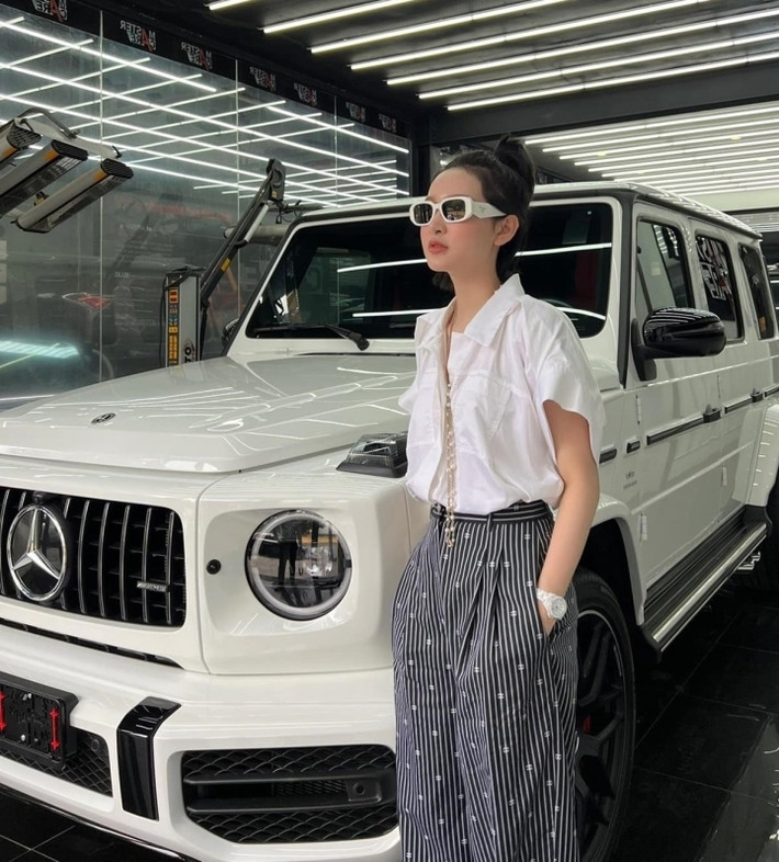 Ở tuổi 25, Hiền Hồ khiến dân tình choáng ngợp khi sở hữu nhiều của cải, vật chất đắt đỏ.