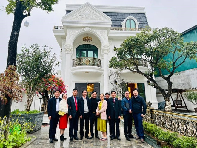 Nghệ sĩ Quang Tèo mua mảnh đất này nhiều năm trước với giá 200 triệu đồng. Cơ ngơi mới gồm 2 tầng bề thế thuộc huyện Thạch Thất (Hà Nội).