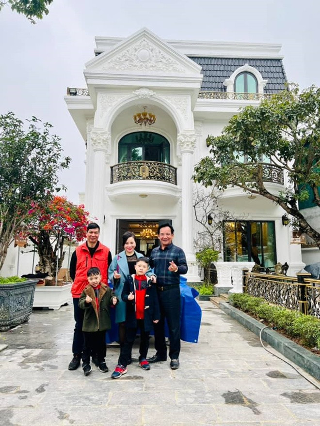 Biệt thự của nghệ sĩ Quang Tèo mang phong cách cổ điển, màu trắng bao phủ hoàn toàn.