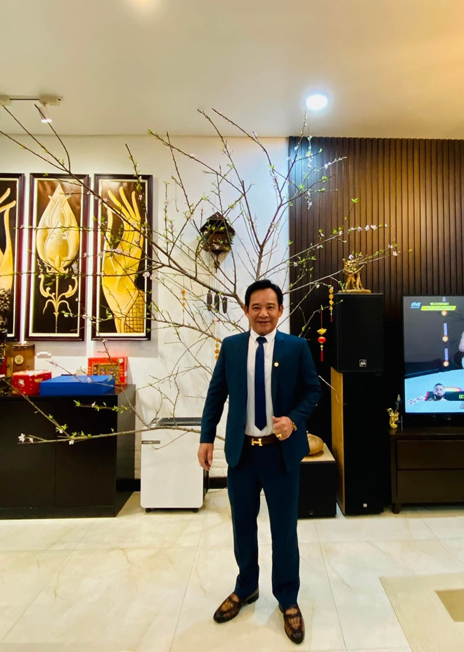 Bên trong nhà, danh hài đầu tư nhiều nội thất hiện đại.