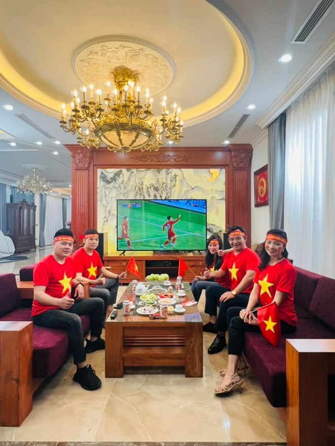 Đây là nơi anh cùng gia đình, bạn bè tụ tập cùng xem bóng đá, giải trí trước màn hình ti vi.