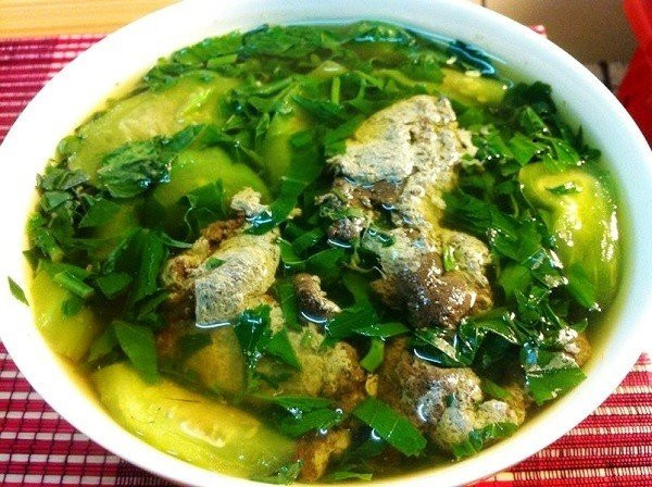 Ngày nay, muốn ăn rau dâm bụt vô cùng khó, phải lặn lội tới nhà ai trồng cây này để xin lá. Ngoài chợ cũng ít người bán loại rau này. Ảnh: Songdep