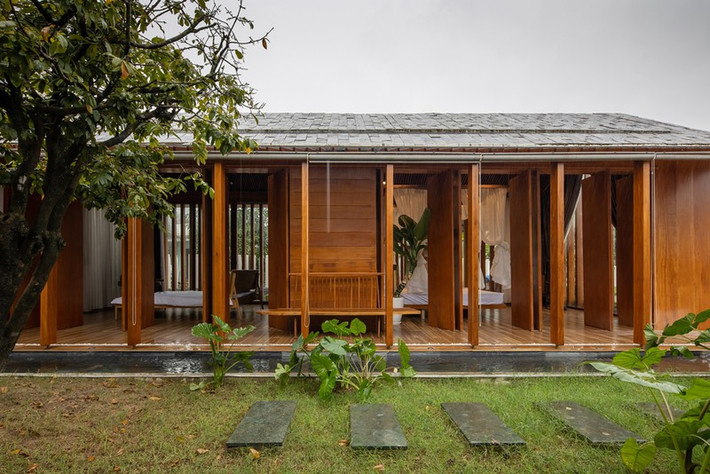 Không gian bên trong được chia làm 3 gian bao gồm phòng khách và bếp, 3 phòng ngủ, một phòng thờ và 2 phòng vệ sinh.
