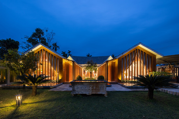 Lấy ý tưởng từ ngôi nhà 3 gian truyền thống, The Village House được xây dựng trên khu đất 1.490m2 tại huyện Núi Thành, tỉnh Quảng Nam.