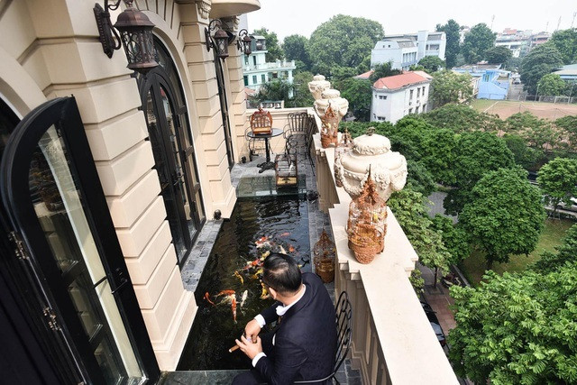 Anh Chương đã tìm đến các chuyên gia Nhật Bản để tìm hiểu về cách thức nuôi cá Koi ở tầng 7 trong một căn biệt thự giữa phố sầm uất. Ảnh: Vietnamnet