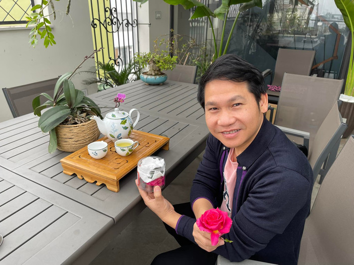 Ca sĩ Trọng Tấn được khán giả biết đến với danh xưng "Ông hoàng nhạc đỏ". Nam ca sĩ hiện sống trong ngôi nhà vườn tọa lạc tại phố Trần Quang Diệu (Hà Nội).