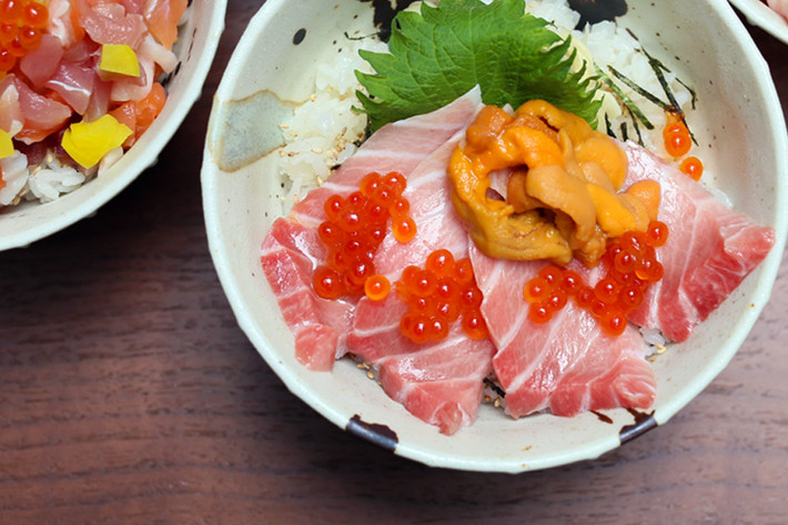 Sushi là món ăn truyền thống của Nhật Bản, với các sản phẩm có mức giá từ bình dân đến siêu đắt đỏ. Trong đó, sushi cá ngừ vây xanh (thường gọi Kuro maguro) được xem là một trong những món đắt đỏ nhất. Ảnh; FoodDairy