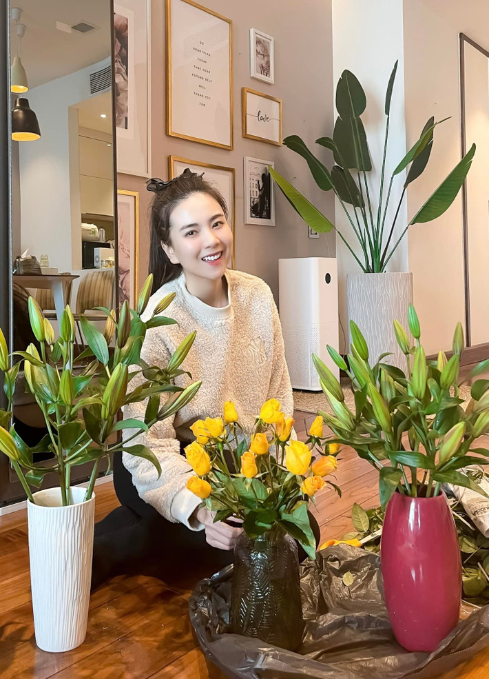 MC Mai Ngọc là một trong những gương mặt nữ dẫn chương trình truyền hình được yêu mến của VTV. Mới đây, nữ MC tiết lộ hình ảnh giản dị nhưng vẫn vô cùng xinh đẹp khi tự tay cắm hoa, trang trí nhà cửa những lúc rảnh rỗi. Ảnh: Vietnamnet