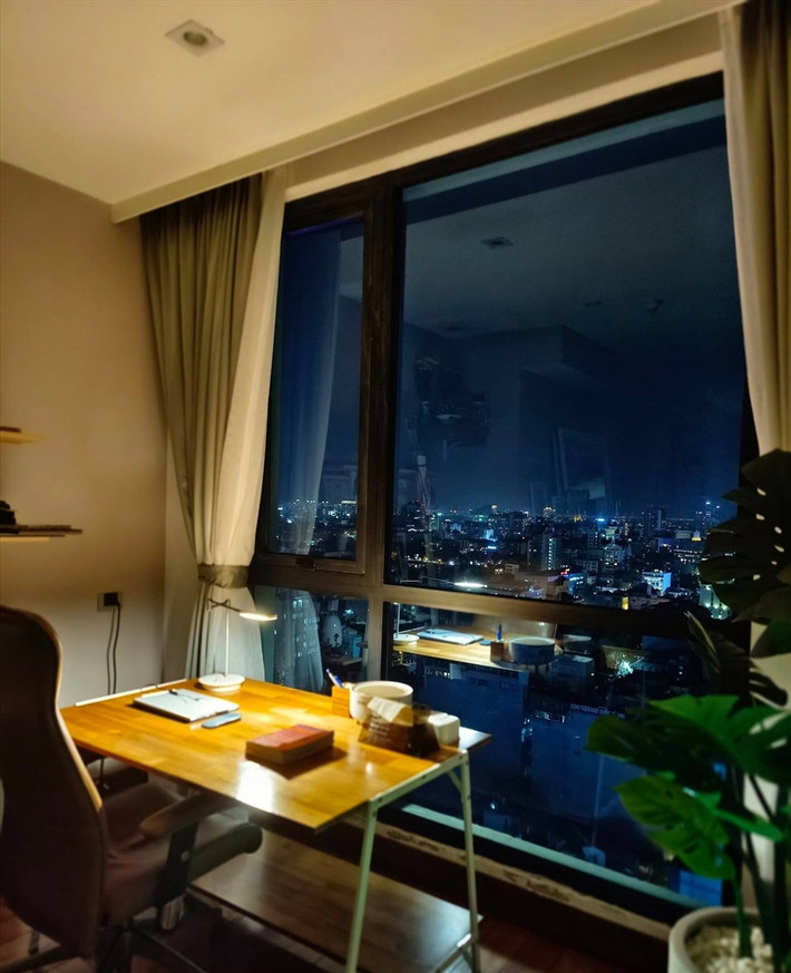 Từ phòng làm việc của MC Mai Ngọc có thể quan sát được khung cảnh thành phố. Ảnh: Lao động