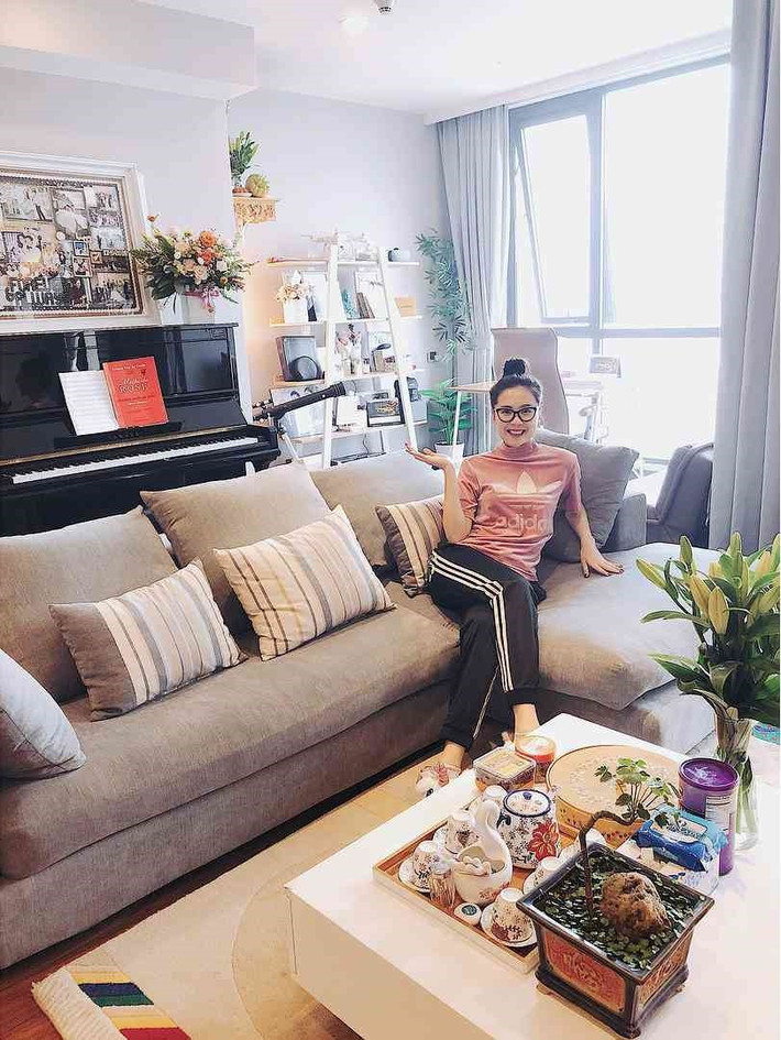 Căn hộ của MC Mai Ngọc có màu trắng chủ đạo, thiết kế nội thất hiện đại. Ảnh: FBNV