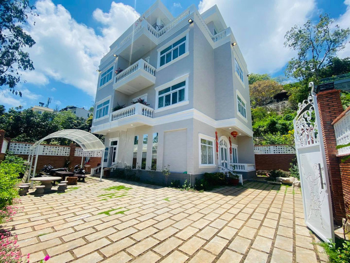 Đây là căn biệt thự có diện tích rộng gồm 7 phòng ngủ, 7 WC.