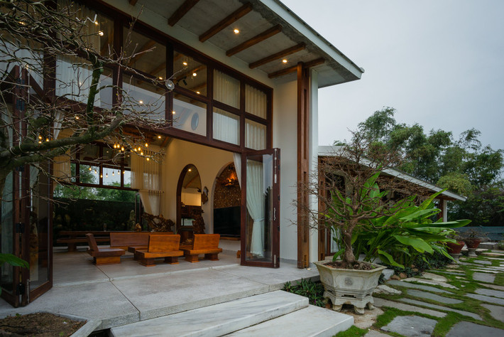 Các không gian chức năng chính được bố trí ở hướng gió chính của ngôi nhà.