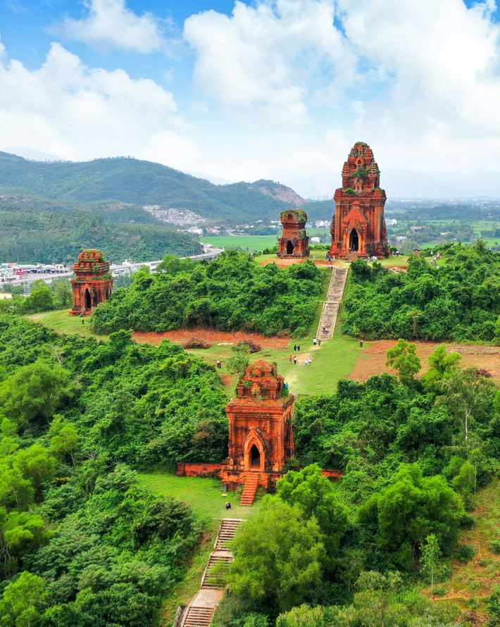 Vì nằm trên đồi cao, nhìn từ xa, cụm tháp trông giống như bánh Ít - một loại đặc sản của tỉnh Bình Định nên người dân địa phương lấy tên gọi đó để đặt cho tên tháp. Ảnh: Facebook