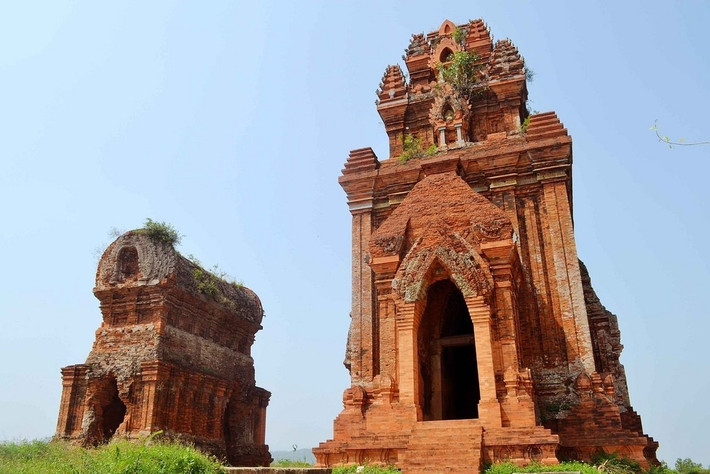 Tháp Bánh Ít có lối kiến trúc đa dạng và phong phú nhất, mang đậm ảnh hưởng của nghệ thuật Champa nhưng vẫn có nét gì đó rất riêng của mảnh đất võ. Ảnh: My South Vietnam