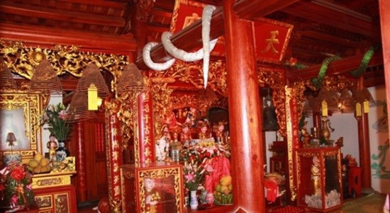Thanh xà, bạch xà trong khu phủ thờ.