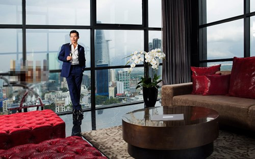 Theo tiết lộ của Don Lam, chuyên gia hàng đầu trong lĩnh vực tài chính bất động sản, với những ưu điểm về vị trí, tiện ích và giá trị sở hữu pháp lý, căn hộ rộng 300 m2 tầng thượng có hồ bơi với góc nhìn toàn cảnh Sài Gòn có giá nhiều triệu USD.