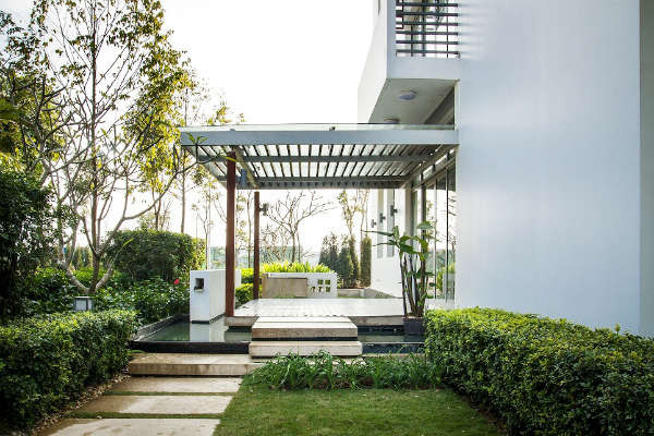 Một góc của biệt thự đơn lập rợp bóng cây xanh.