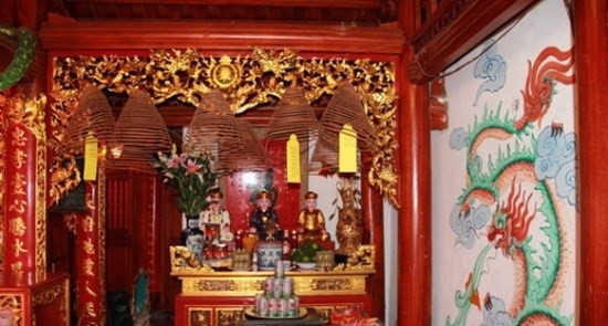 Mọi nơi đều thể hiện sự tôn nghiêm, kính cẩn.