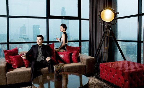 Trần Bảo Sơn tâm sự anh đã quen với áp lực rồi, nên cũng không thể sống ở những nơi yên tĩnh được. Chính vì thế nam diễn viên lựa chọn một căn hộ tại nơi xa hoa, náo nhiệt nhất của thành phố.