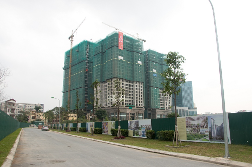 Chung cư Home City tọa lạc tại số 177 đường Trung Kính (Cầu Giấy - Hà Nội). Dự án được đầu tư xây dựng bởi Công ty Cổ phần Đầu tư Văn Phú - Invest, nhà phân phối là Công ty cổ phần dịch vụ và địa ốc Đất xanh miền Bắc.
