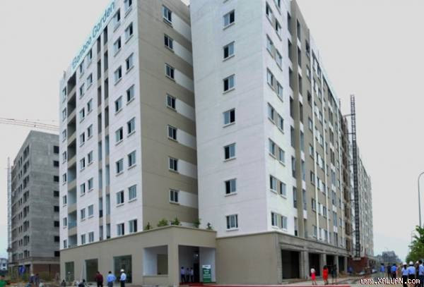 Giá bán căn hộ chung cư Bamboo Garden là 9,96 triệu đồng/m2, đã bao gồm thuế VAT, 2% phí bảo trì và hoàn thiện nội thất cơ bản. Giá bán cửa hàng thương mại tầng 1 là 13,2 triệu đồng/m2, cũng đã bao gồm thuế VAT và 2% phí bảo trì, với căn hộ cho thuê là 48.000 đồng/m2/căn/tháng.