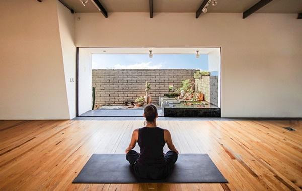 Chủ nhà là một giáo viên yoga nên muốn xây dựng một phòng yoga mà không cần đi vào sâu bên trong nhà.