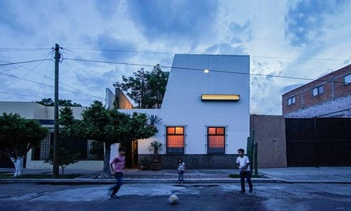 Căn nhà Ceiba được "lột xác" từ một căn nhà có kiến trúc nhỏ, cũ, xây dựng từ những năm 1930.