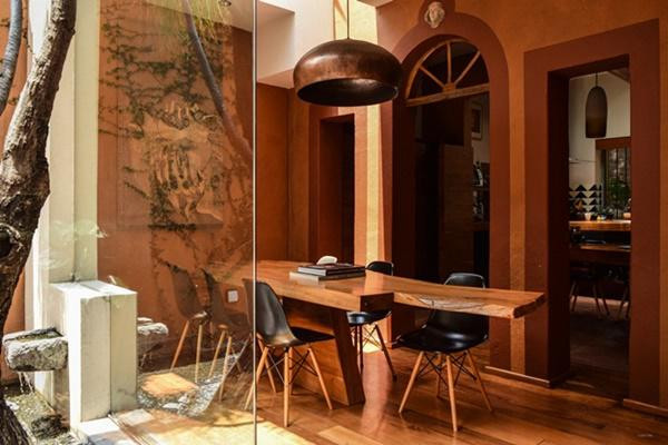 Ngoài ra, chủ nhà còn cho xây mới 2 phòng ngủ cho con cũng như mở rộng bếp, phòng ăn...