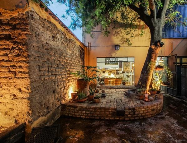 Căn nhà cũ nguyên bản ban đầu mang phong cách kiến trúc tân cổ điển Mexico nhưng không có giá trị kiến trúc lớn. Dù vậy, chủ nhà vẫn hướng đến việc giữ nguyên được các yếu tố kiến trúc này.