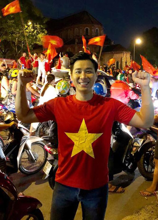 MC Nguyên Khang hoà trong dòng người đi “bão” ở quận 1 Tp. HCM. Anh chia sẻ: “Tôi cũng đi bão, kèn trống tưng bừng... Việt Nam hôm nay đá hay quá, thể lực dẻo dai, kỹ thuật điêu luyện, tinh thần phấn chấn. Yêu quá Việt Nam ơi”.