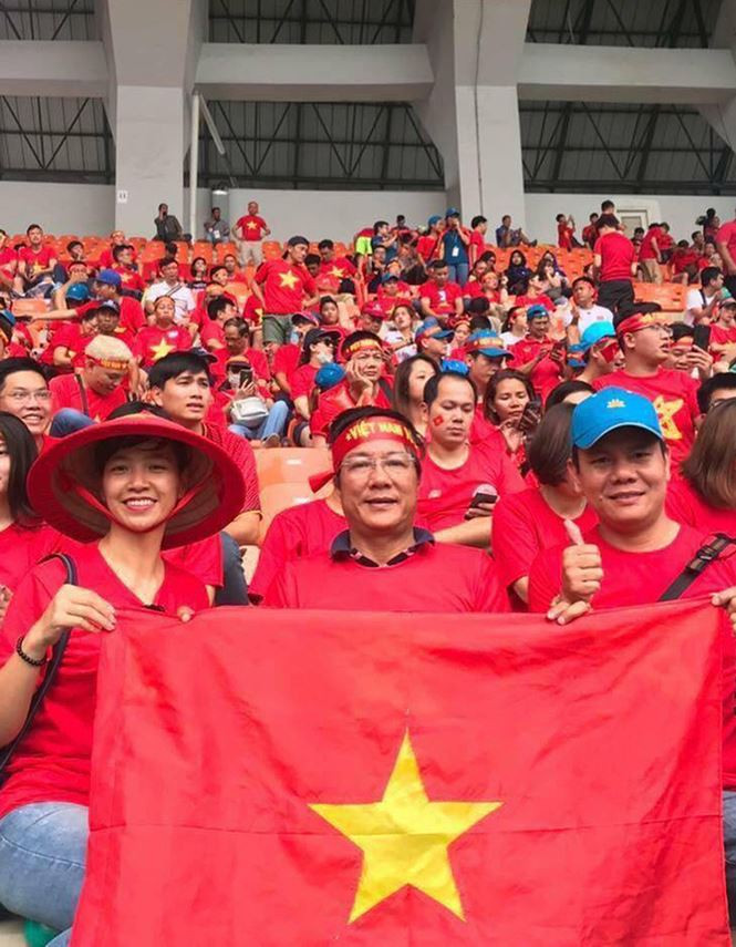 Diễn viên Trọng Trinh (giữa) trực tiếp ra sân Mỹ Đình cổ vũ đội uyển Việt Nam.