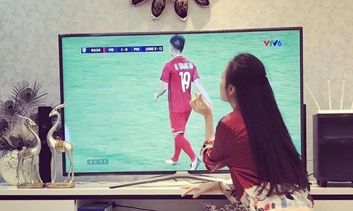 Chiến thắng của đội tuyển Việt Nam trước Philippines để giành quyền vào chơi trận chung kết AFF Cup 2018 khiến nhiều sao Việt phấn khích. Trên trang cá nhân, diễn viên Phương Oanh thả tim cho Công Phượng kèm dòng trạng thái: "Lần đầu tiên trong đời tôi xem một trận bóng đá đúng nghĩa, còn cố tình mặc bộ màu đỏ để cổ vũ cho đội tuyển nước nhà. Các em chạy trên sân còn chị chạy tại chỗ để thả tim cho các em mà cũng toát cả mồ hôi hột đây này. Lần đầu tôi bị mê trai trẻ”.