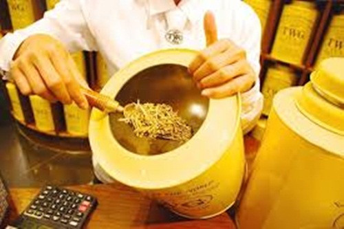 Mỗi lá trà sau khi thu hoạch đều được tráng qua một lớp vàng 24 carat để tạo màu sắc. Do đó, trà có giá bán 3.000 USD/kg (gần 70 triệu đồng). Ảnh: WondersList.