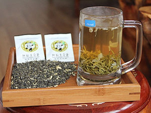 Loại trà đặc biệt này được chăm bón bằng phân gấu trúc, loài vật được coi là quốc bảo của Trung Quốc. Ảnh: Internet.