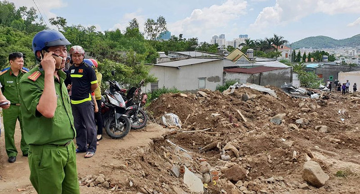 Liên quan đến vụ vỡ hồ bơi vô cực ở Nha Trang (Khánh Hòa), ngày 11/12, 7 hộ dân tổ 1 Hòa Tây, phường Vĩnh Hòa (Nha Trang) đã có đề nghị khởi tố vụ án hình sự về các hành vi vi phạm quy định về xây dựng, thiếu trách nhiệm gây hậu quả nghiêm trọng. Ảnh: Plo.