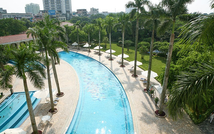 Đây cũng là khách sạn duy nhất ở Hà Nội có bể bơi ngoài trời dài 80m kết hợp với cảnh quan vườn cây cảnh độc đáo. Ảnh: Chudu24.