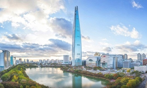 Tòa tháp Lotte World Tower (Seoul, Hàn Quốc) là siêu cao ốc 123 tầng cao nhất Hàn Quốc với 556 mét. Tòa tháp lấy ý tưởng thiết kế là hình nón thon dài, uốn nhẹ hai bên.