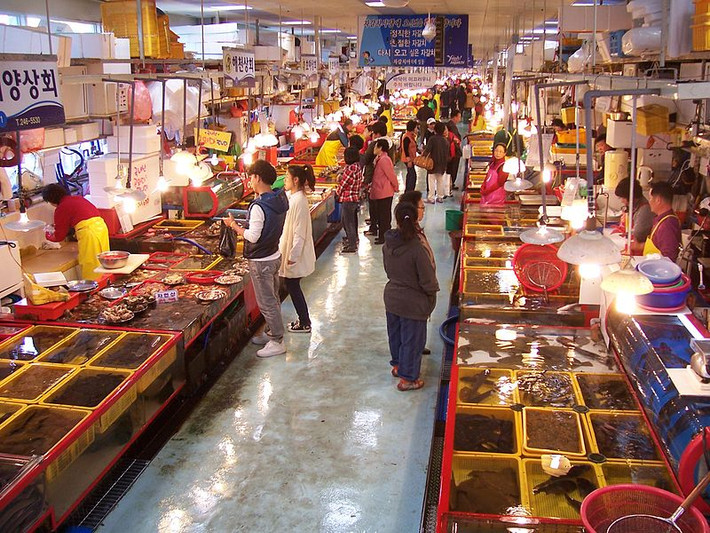 Không lên danh sách đồ cần mua là sai lầm khiến bạn mua nhiều đồ ăn vặt hay các nguyên liệu hay ho nhưng không dùng đến.