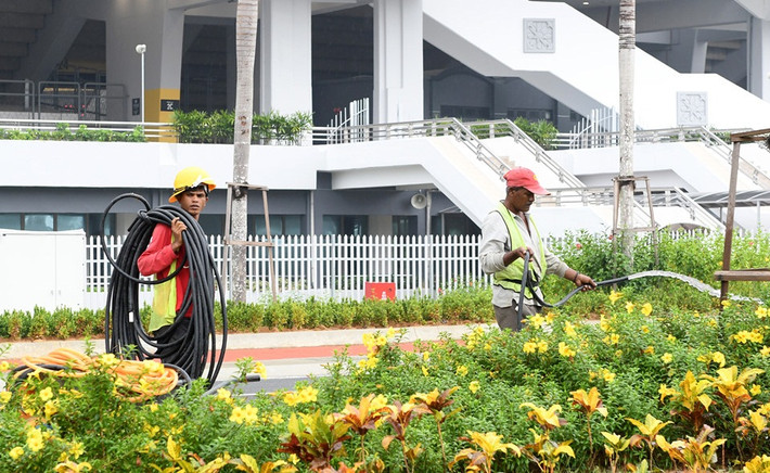 Bên ngoài sân Bukit Jalil còn có bồn hoa, thảm cỏ, hàng cây tạo khuôn viên xanh mát. Ảnh: Zing.