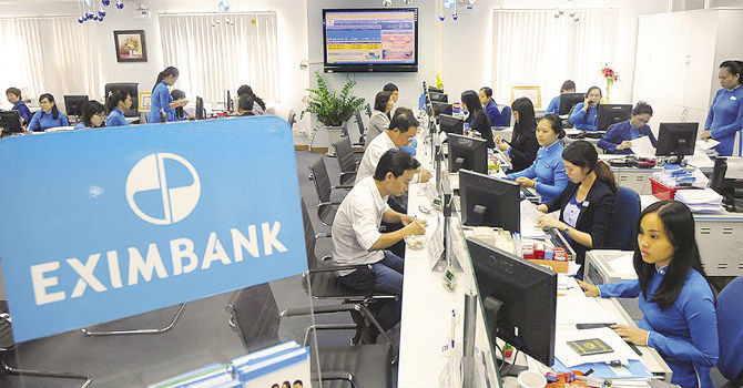 Đầu năm 2018, câu chuyện nguyên Phó giám đốc Ngân hàng Xuất nhập khẩu Việt Nam, chi nhánh TP HCM chiếm đoạt hàng trăm tỷ đồng tiết gửi tiết kiệm của khách hàng rồi trốn ra nước ngoài khiến dư luận vô cùng xôn xao. Ảnh: Vietnamnet.