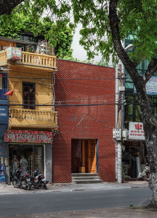 Koi Cafe gây ấn tượng với lớp ngói giống như một lớp vảy cá bao trùm toàn bộ mặt tiền nổi bật so với các công trình xung quanh.