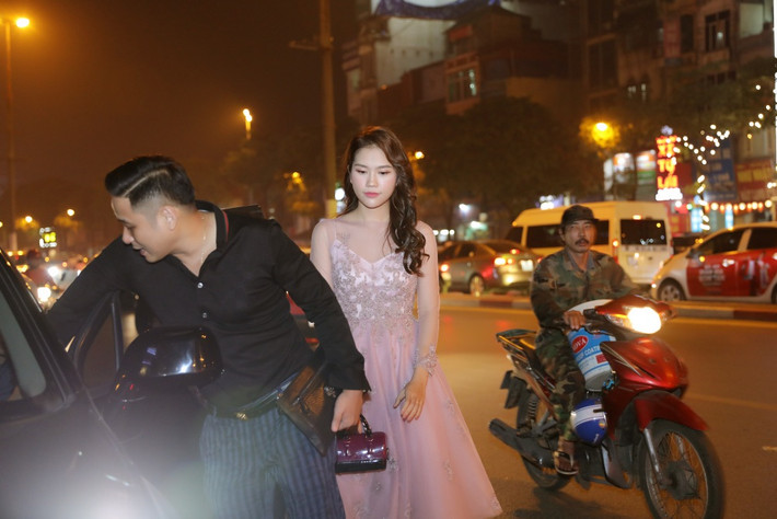 Tại sự kiện, cô cũng gây chú ý khi liên tục hôn má để động viên chồng. Buổi khai trương được Minh Tiệp và những người bạn tổ chức trong khuôn khổ ấm cúng, quây quần bạn bè, người thân, chính vì vậy Thùy Dương không ngại tình cảm cùng chồng.