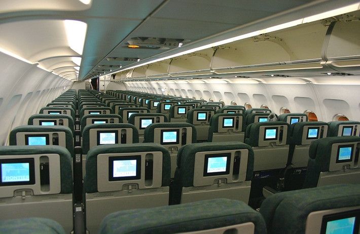 Nội thất bên trong máy bay Airbus A319. Ảnh: Airliners.
