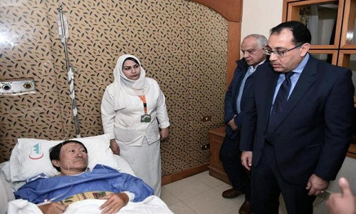 Thủ tướng Ai Cập Moustafa Madbouly đến thăm một du khách Việt Nam bị thương trong vụ xe chở du khách việt trúng bom ở Ai Cập hôm 28/12. Ít nhất 3 người Việt Nam và 1 hướng dẫn viên bản địa thiệt mạng trong vụ tấn công. Ảnh: STR.