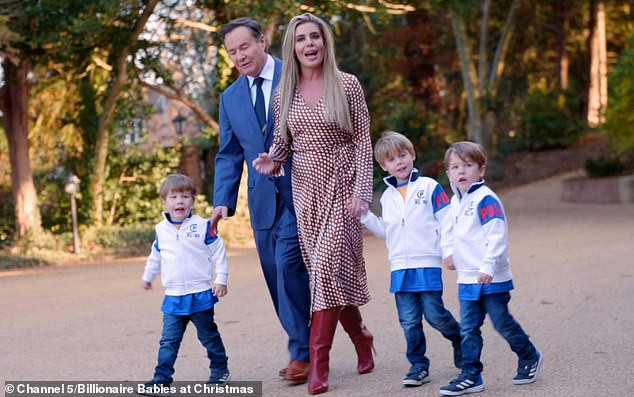 Carolyn Radford, nữ CEO của câu lạc bộ Mansfield Town (Anh) mạnh tay chi 60.000 bảng (hơn 1,7 tỷ đồng), thuê công ty trang hoàng cho căn biệt thự thêm lộng lẫy vào Lễ Giáng sinh.