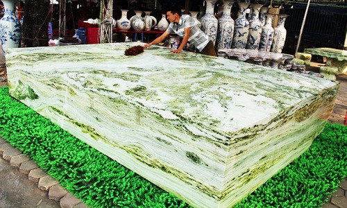 Xuất hiện tại triển lãm Sinh vật cảnh Thủ đô (Mỹ Đình, Hà Nội) mới đây, phiến ngọc nguyên khối nặng 16 tấn của anh Nguyễn Văn Việt (SN 1981, Văn Chấn, Yên Bái) thu hút đông đảo sự chú ý của người xem. Ảnh: Dân Việt.