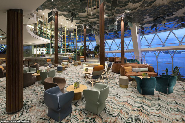 Điểm ấn tượng nhất trên tàu Celebrity Edge là một nhà hàng với chủ đề vườn tuyệt đẹp nơi phục vụ các trải nghiệm ăn tối đáng nhớ.