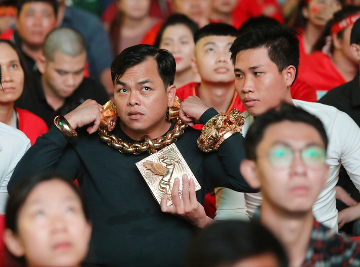 Sau này, anh Phúc tìm cách vừa học bổ túc vừa đi làm kiếm tiền. Năm 23 tuổi, anh Phúc cầm trong tay 4 chứng chỉ học nghề. Ảnh: Thegioitre.